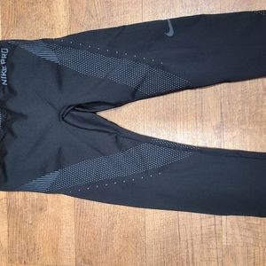 Nike pro Capri leggings.